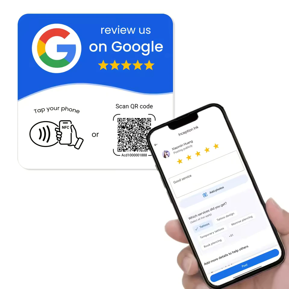 Cartello NFC blu per recensioni Google accanto a un telefono che lascia una recensione